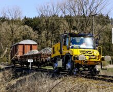 The Unimog rail vehicle can shunt trucks with loads of up to 1000 tonnes